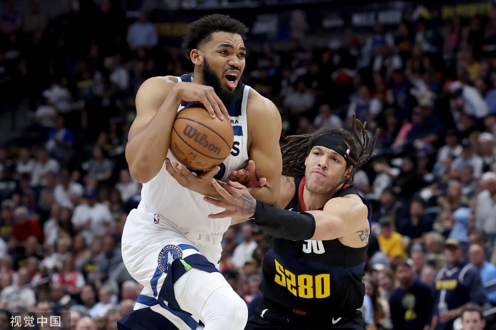 她依然保持 她依然保持