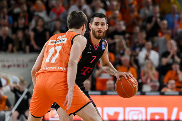 两队在绿茵 两队在绿茵